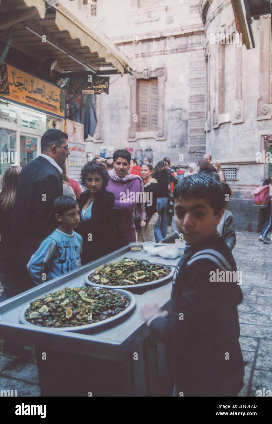 Ragazzo palestinese che vende cibo di strada nel quartiere musulmano nella parte vecchia della città di Gerusalemme nel 2006, Israele - immagine archivistica Foto Stock