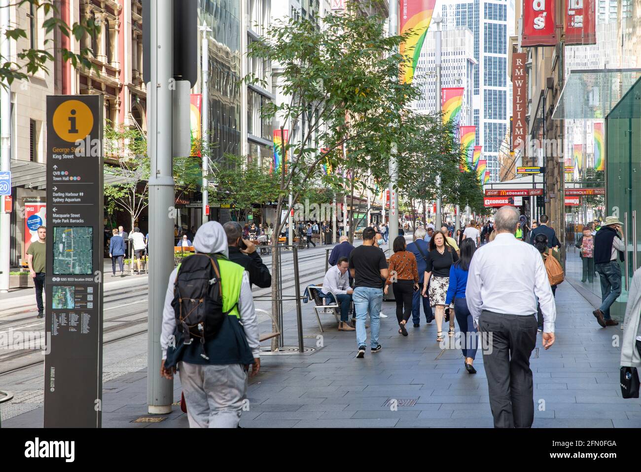 Scena urbana di Sydney lungo George Street, affollato periodo di pranzo con persone per le strade, Sydney, Australia Foto Stock