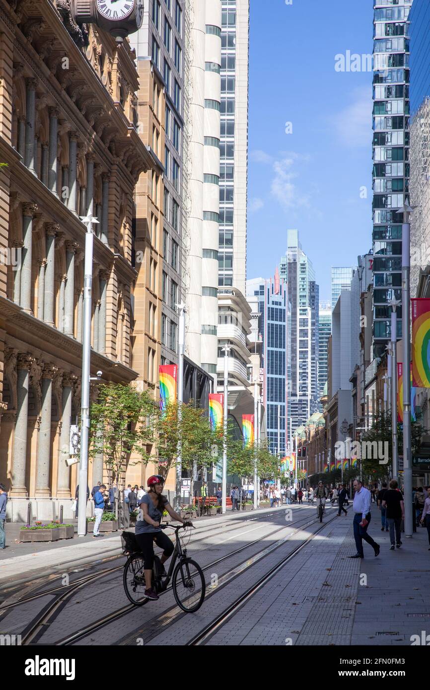 Vista del centro di Sydney lungo George Street con bandiere arcobaleno che volano, Sydney, Australia Foto Stock