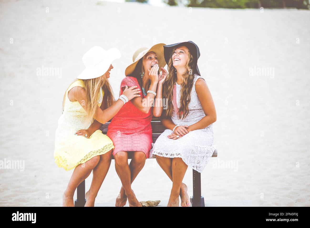 3 ragazze che parlano con un'incredibile cumplicity fra loro desiderando dovete sapere di che cosa stanno parlando e come potreste anche appartenere e essere felici Foto Stock