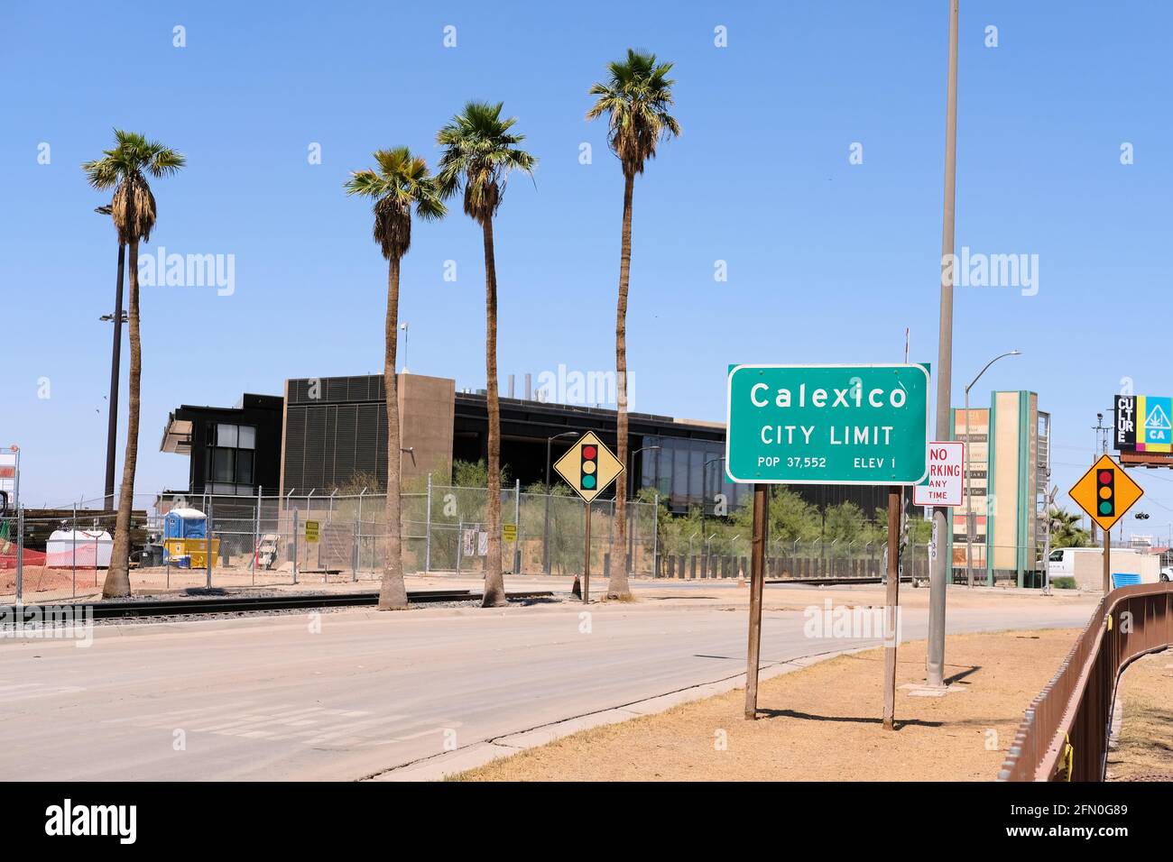 Calexico California City Limit segno con popolazione, cifre di elevazione al porto di entrata USA-Messico con i nuovi uffici doganali di confine sul retro. Foto Stock
