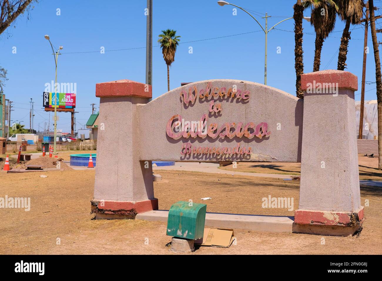 Sbiadito e incappato Benvenuti al cartello e struttura Calexico Bienvenidos al Border Friendship Park vicino al porto di confine di entrata a Calexico, California. Foto Stock