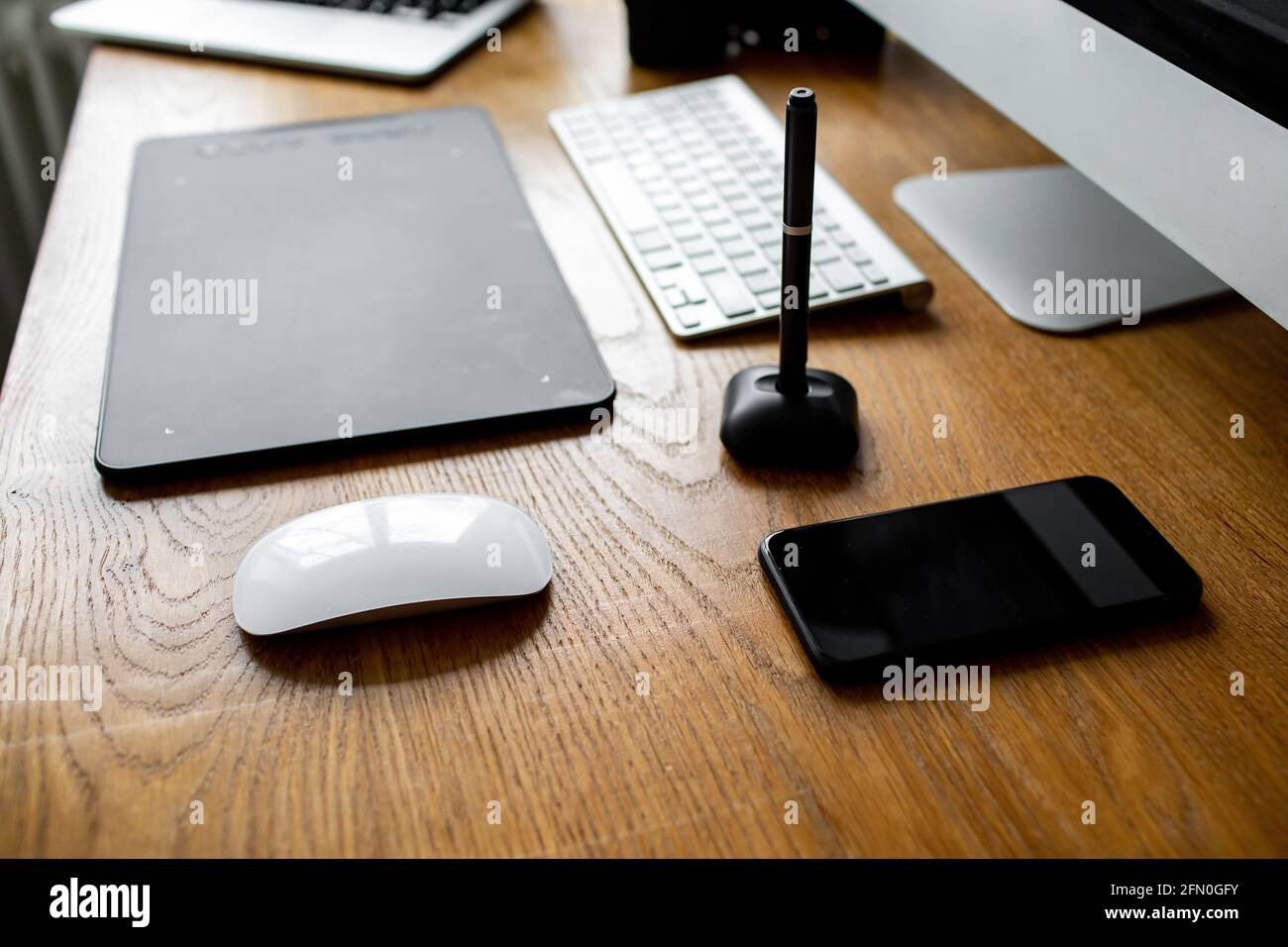 Spazio di lavoro elegante con computer portatile a casa o in studio. Luogo di lavoro del fotografo Foto Stock