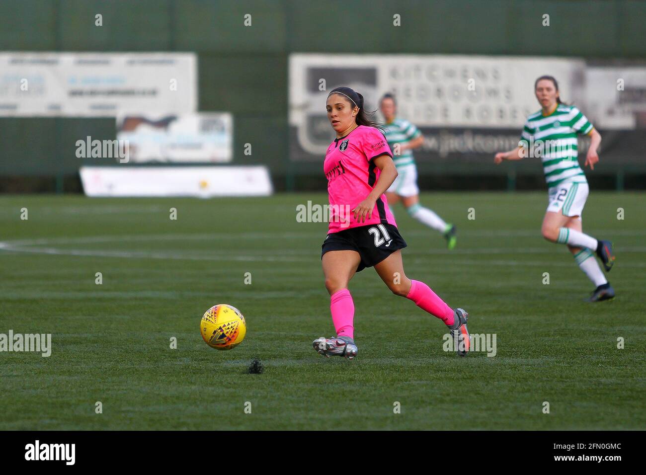 East Kilbride, Regno Unito. 12 maggio 2021. Priscila Chinchilla (21) del Glasgow City FC durante la Scottish Building Society Scottish Women's Premier League 1 Fixture Celtic FC vs Glasgow City, K-Park Training Academy, East Kilbride, Glasgow, 12/05/2021 | Credit: Colin Poultney/Alamy Live News Foto Stock