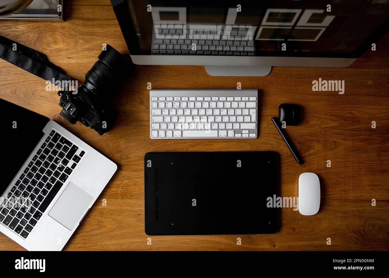 Spazio di lavoro elegante. Spazio di lavoro per designer grafici o fotografi con un tablet a penna, un computer e una fotocamera. Vista dall'alto Foto Stock