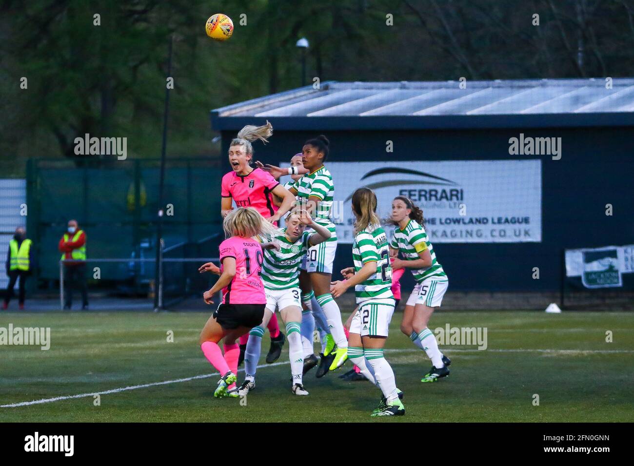 East Kilbride, Regno Unito. 12 maggio 2021. Una penalità affollata durante la Scottish Building Society Scottish Women's Premier League 1 Fixture Celtic FC Vs Glasgow City, K-Park Training Academy, East Kilbride, Glasgow, 12/05/2021 | Credit: Colin Poultney/Alamy Live News Foto Stock