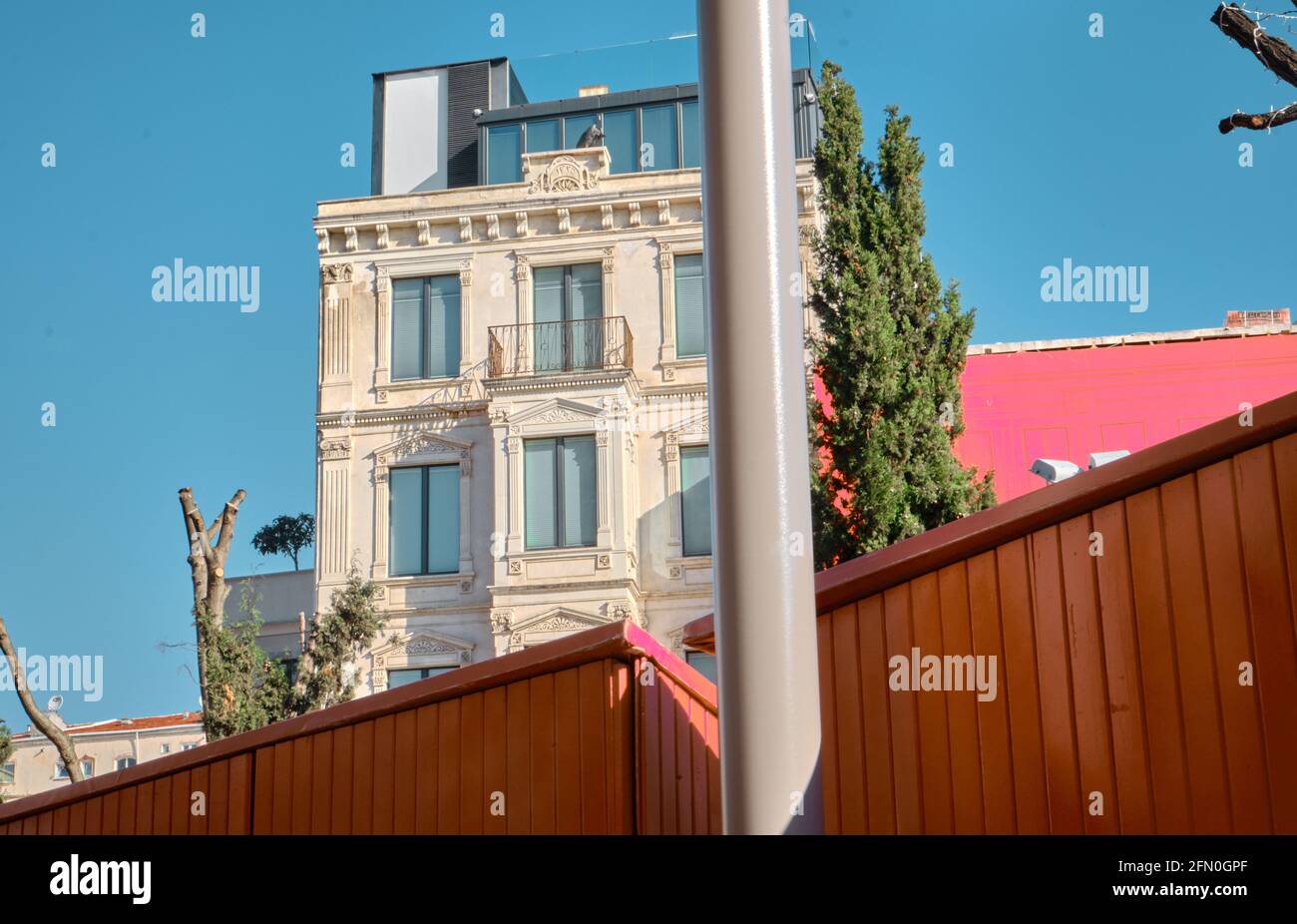 magnifico edificio architettonico e il suo angolo si estende fino al cielo a istanbul vicino alla torre galata. dettagli in stile vintage e retrò dell'edificio e il suo wi Foto Stock