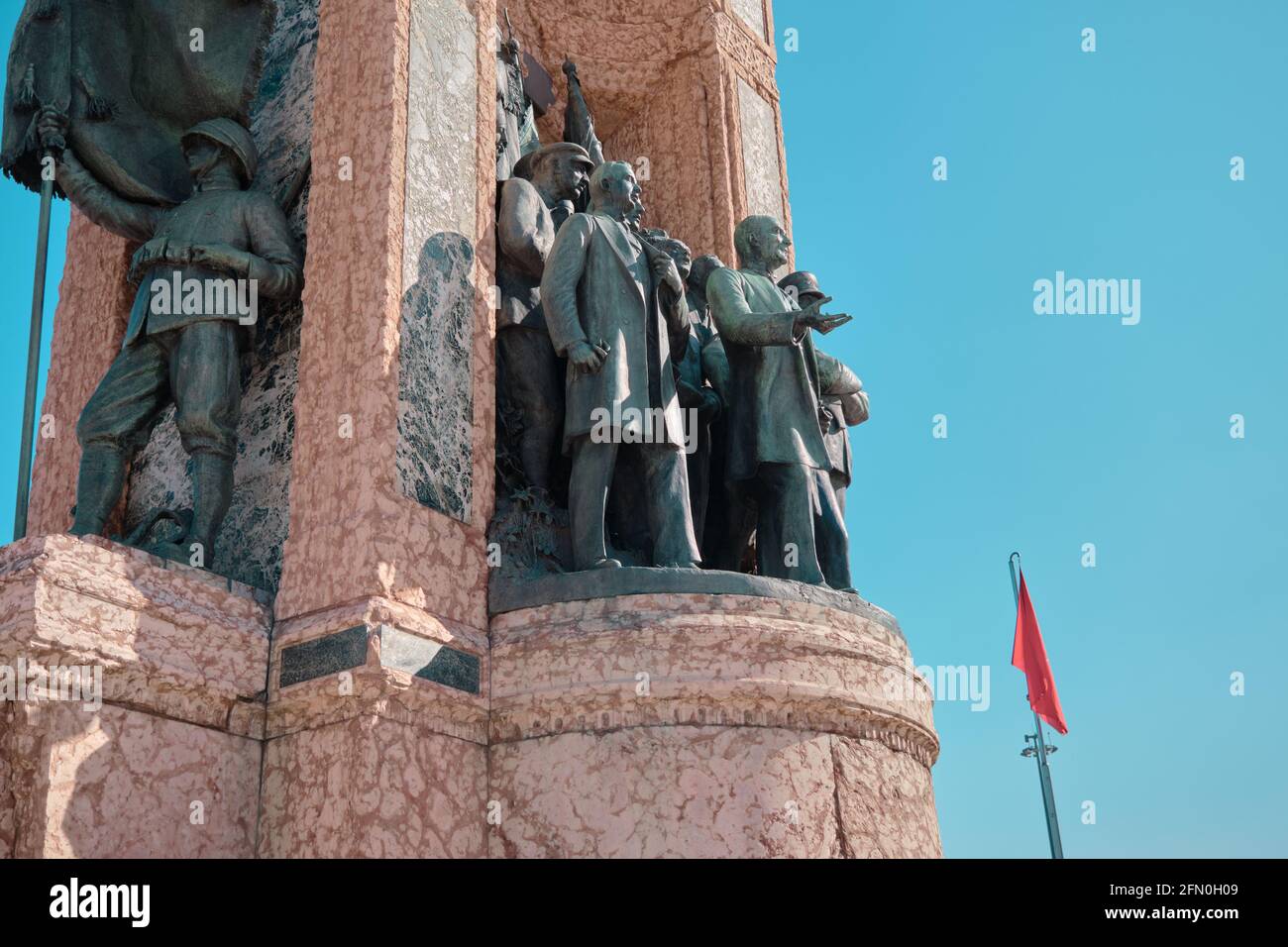 Piazza Taksim durante la mattina con i dettagli di taksim, il monumento della repubblica (cumhuriyet ant) e recentemente costruito moschea taksim e molte bandiere turche Foto Stock