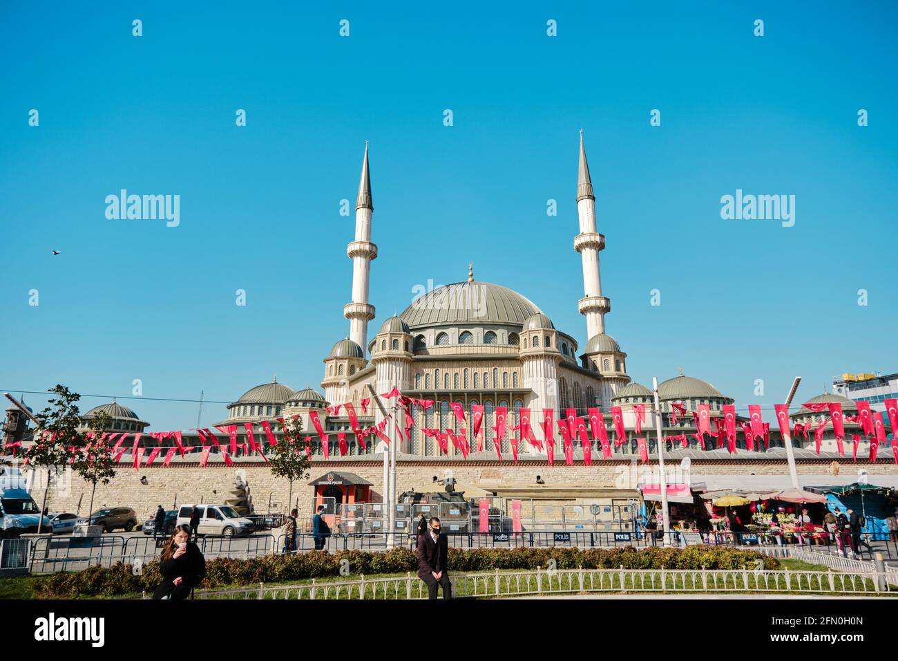 Piazza Taksim durante la mattina con i dettagli di taksim, il monumento della repubblica (cumhuriyet ant) e recentemente costruito moschea taksim e molte bandiere turche Foto Stock