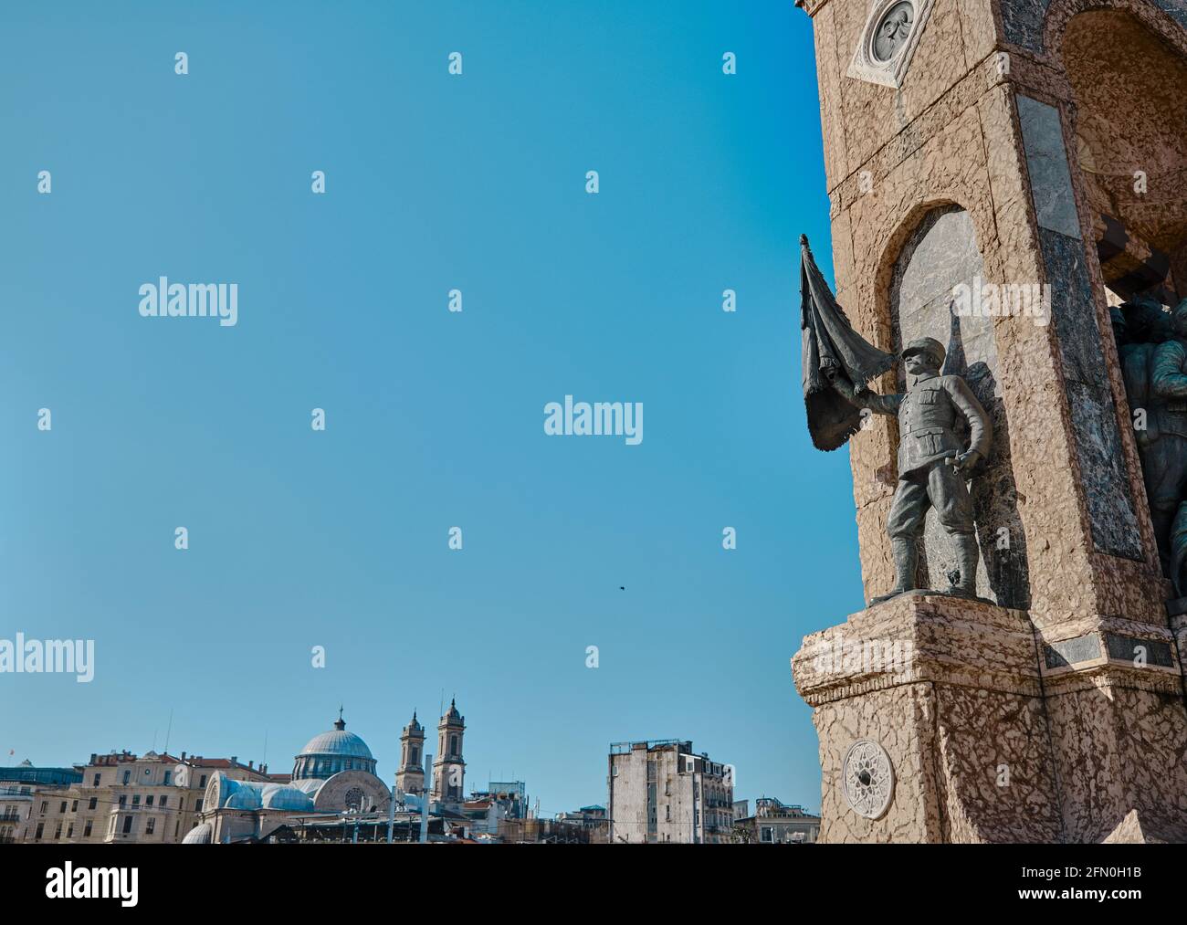 Piazza Taksim durante la mattina con i dettagli di taksim, il monumento della repubblica (cumhuriyet ant) e recentemente costruito moschea taksim e molte bandiere turche Foto Stock