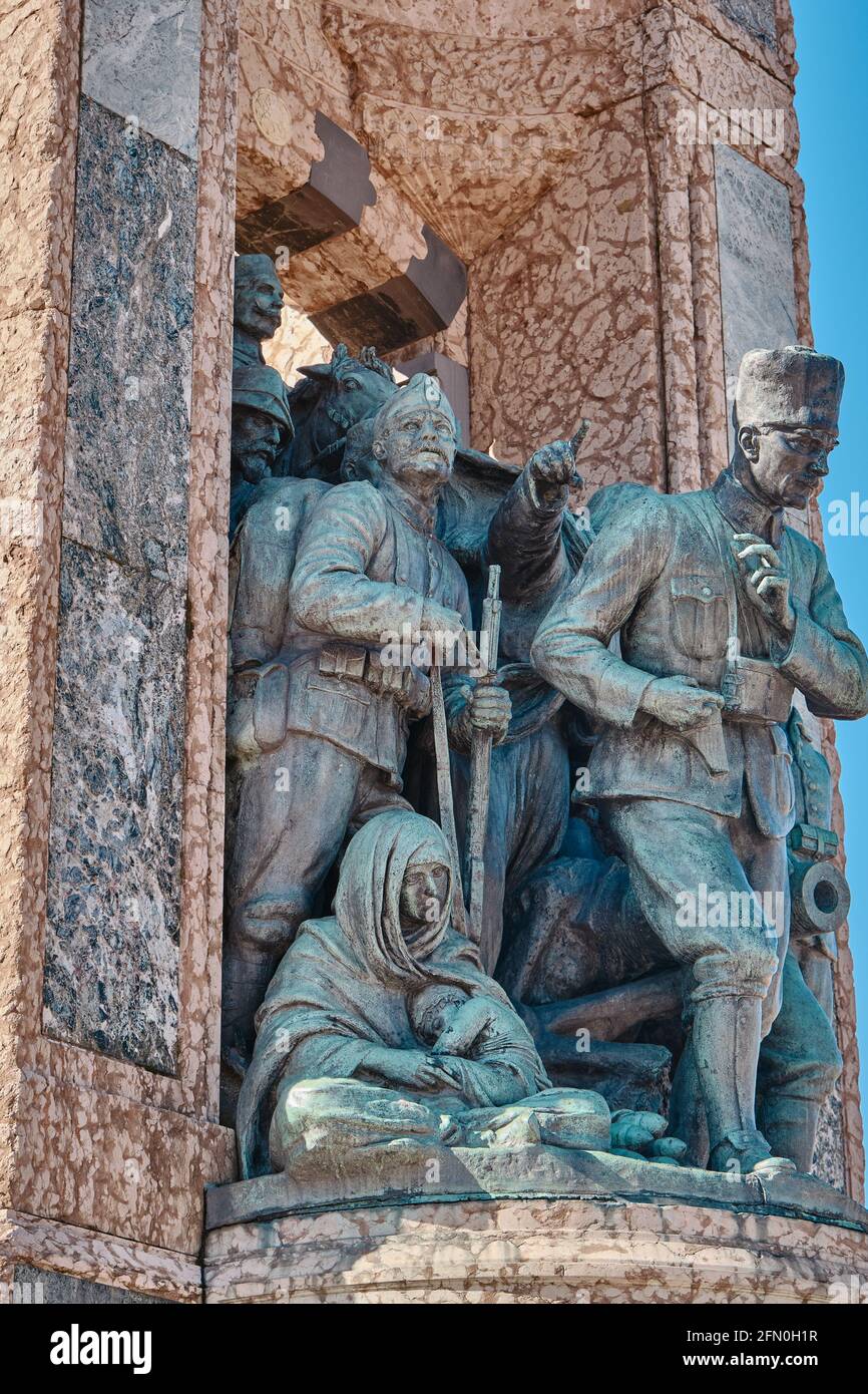 Piazza Taksim durante la mattina con i dettagli di taksim, il monumento della repubblica (cumhuriyet ant) e recentemente costruito moschea taksim e molte bandiere turche Foto Stock