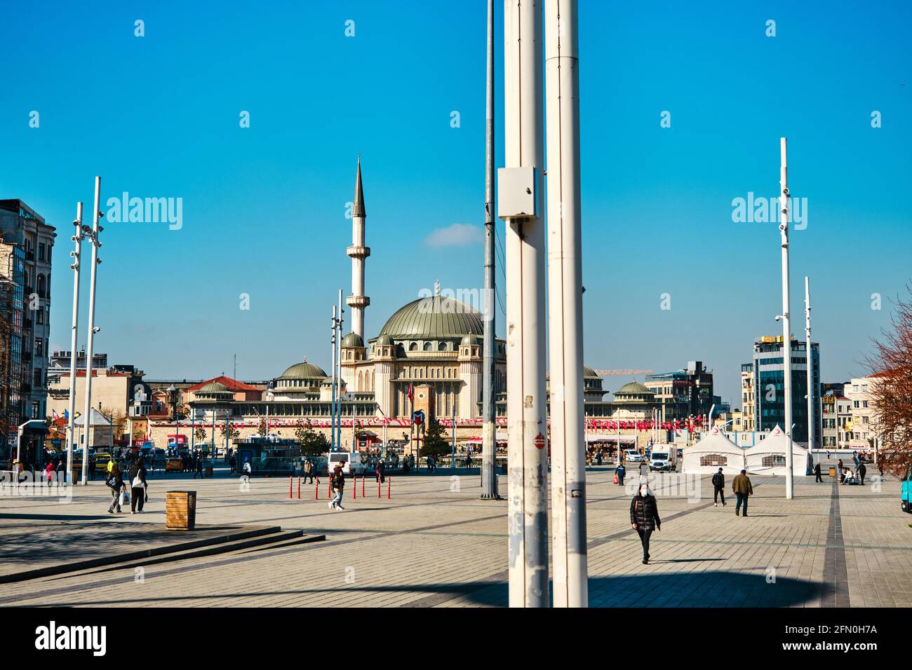 Piazza Taksim durante la mattina con i dettagli di taksim, il monumento della repubblica (cumhuriyet ant) e recentemente costruito moschea taksim e molte bandiere turche Foto Stock