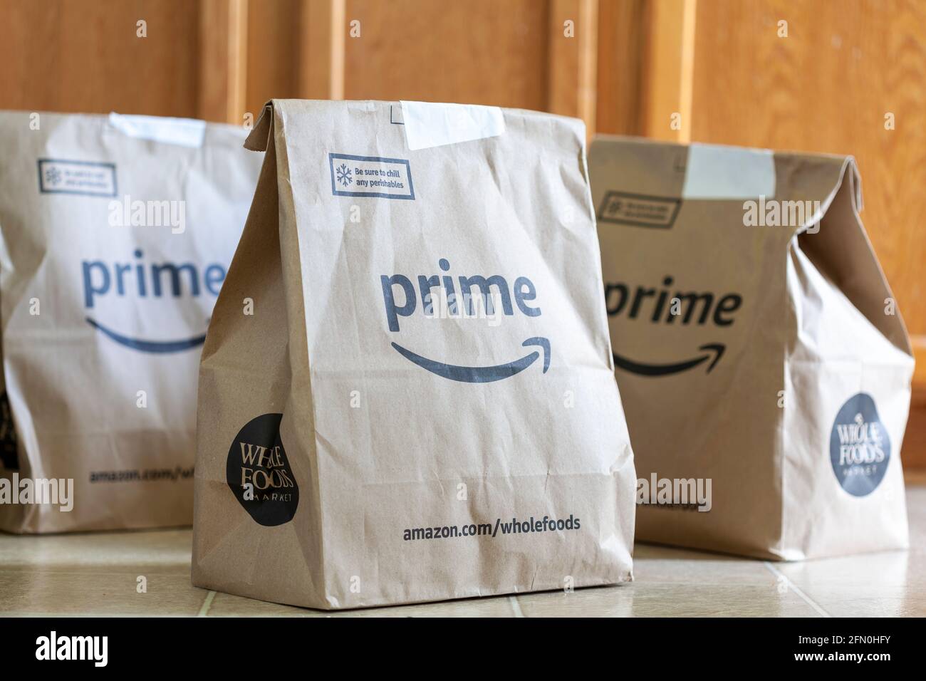 Clarksburg, MD, USA 05-12-2021: Tre sacchetti di carta riciclata della  drogheria con Amazon prime e i loghi del supermercato Whole Foods. Amazon  offre gratuitamente lo stesso giorno del Foto stock - Alamy