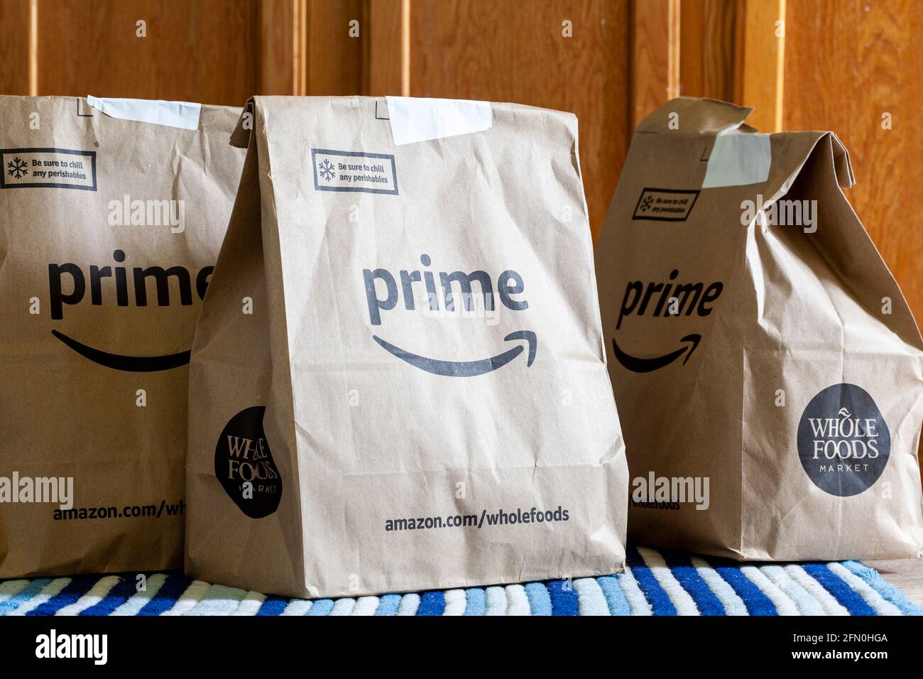Clarksburg, MD, USA 05-12-2021: Tre sacchetti di carta riciclata della drogheria con Amazon prime e i loghi del supermercato Whole Foods. Amazon offre gratuitamente lo stesso giorno del Foto Stock