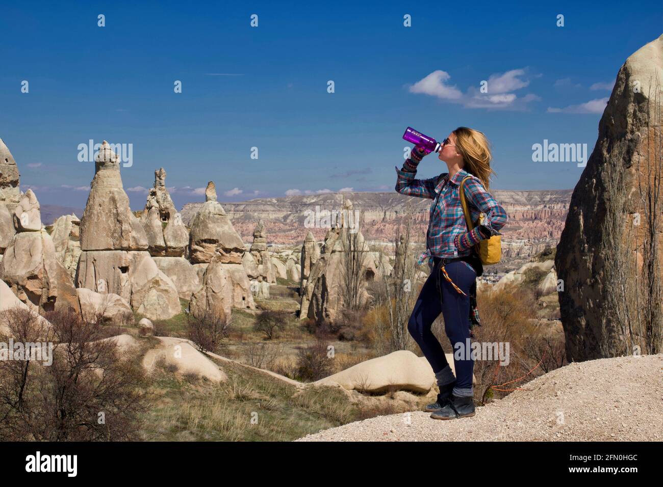 Donna escursionista che prende una bevanda in Cappadocia, Turchia Foto Stock