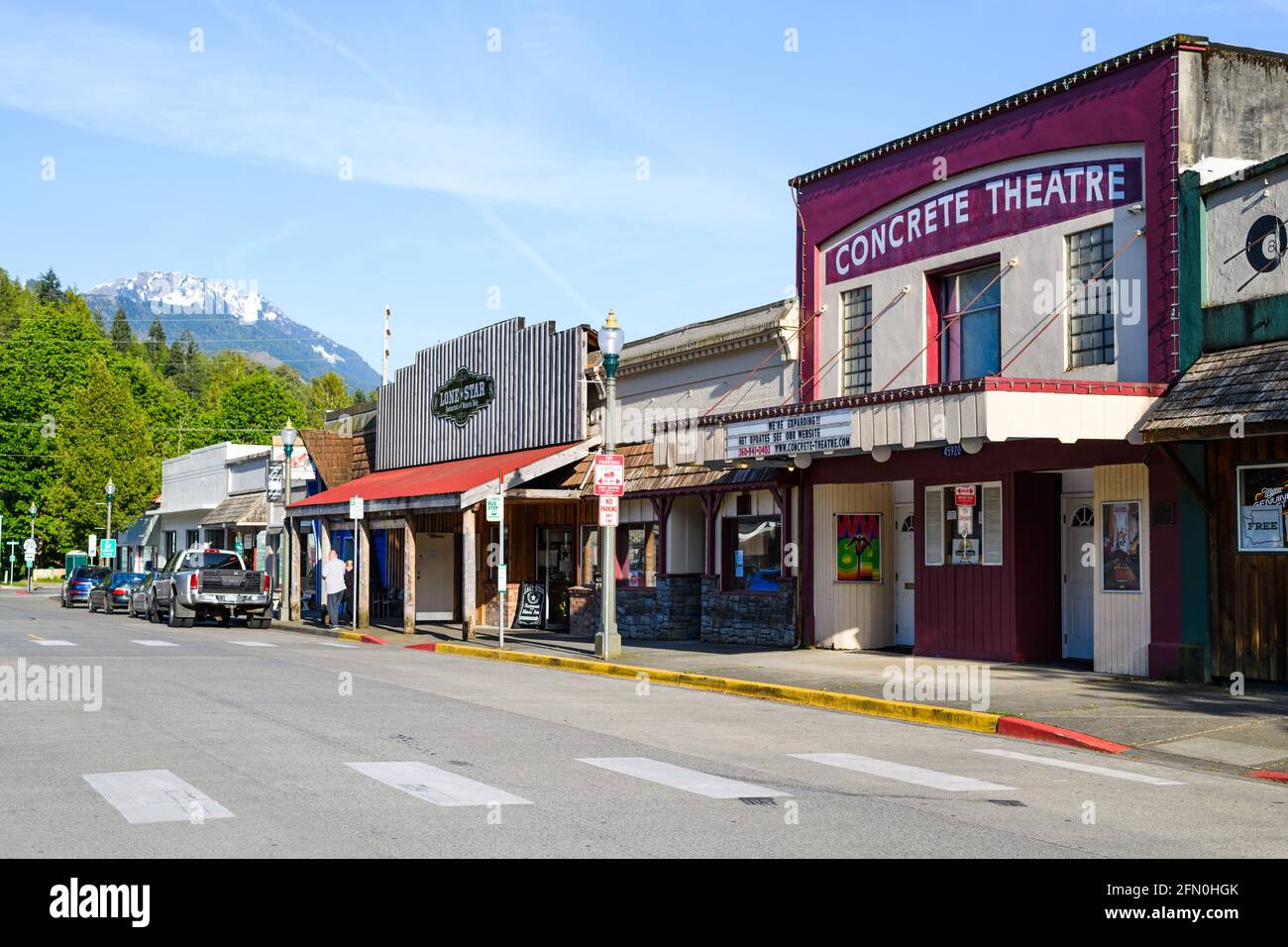 Concrete, WA, USA - 11 maggio 2021; Downtown concrete Washington nella Contea di Skagit, Washington. Il Teatro è elencato nel Registro del Patrimonio Foto Stock