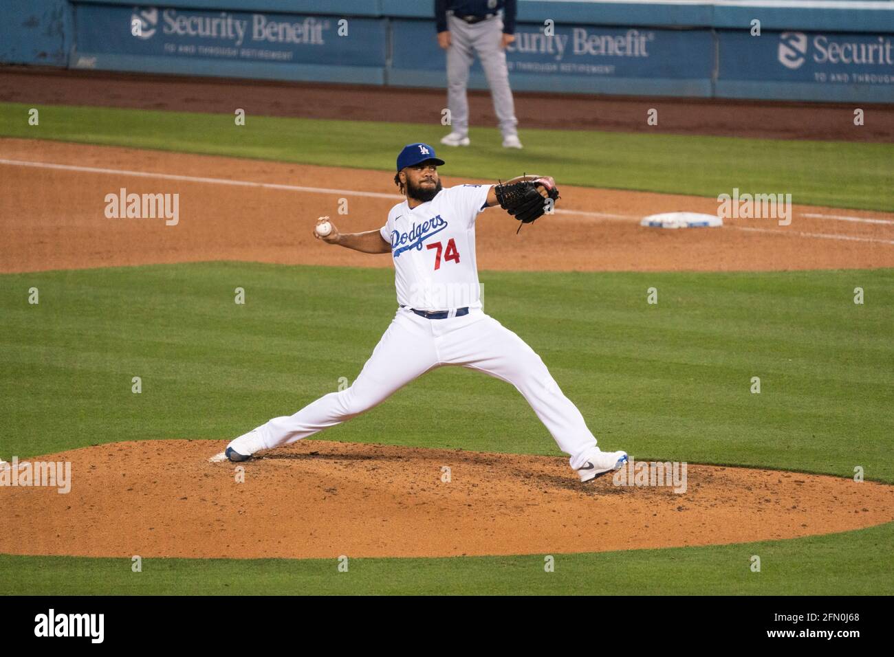 Los Angeles Dodgers Relief Pitcher Kenley Jansen (74) piazzola durante una partita di MLB contro i Seattle Mariners, martedì 11 maggio 2021, a Los Angeles, C Foto Stock