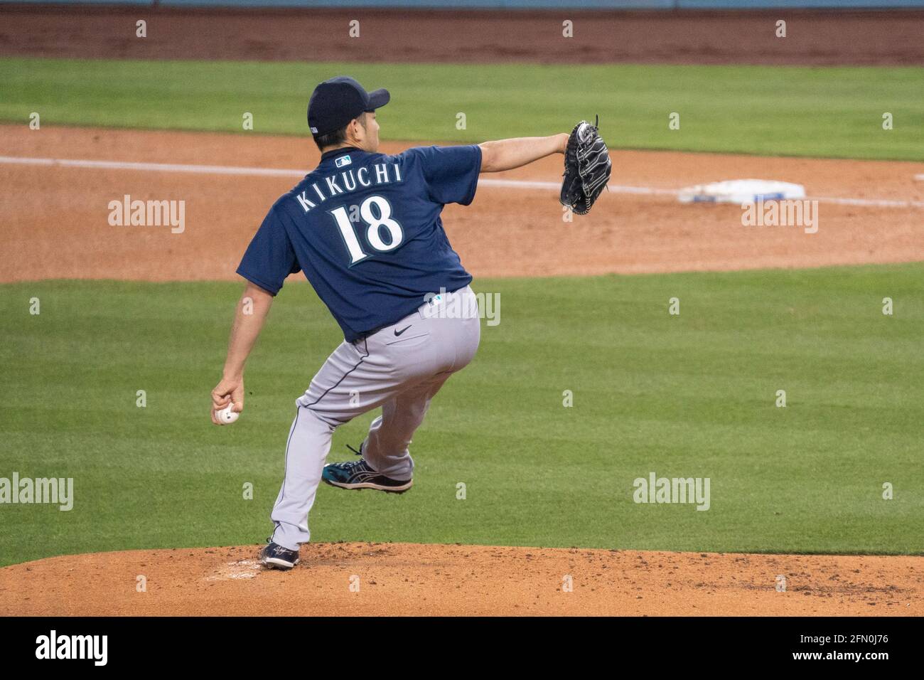 Seattle Mariners Starting Pitcher Yusei Kikuchi (18) piazzola durante una partita di MLB contro i Los Angeles Dodgers, martedì 11 maggio 2021, a Los Angeles, Foto Stock