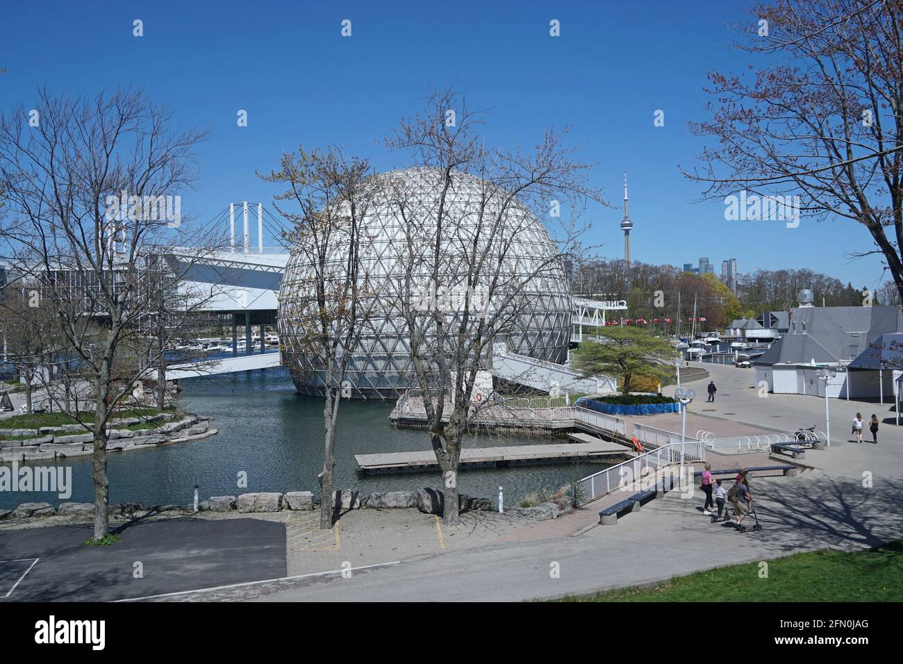 Toronto, Canada - 12 maggio 2021: Parco sul lungomare di Toronto chiamato Ontario Place, con sentieri per passeggiate e bicicletta e gli edifici espositivi accanto a un ritardo Foto Stock