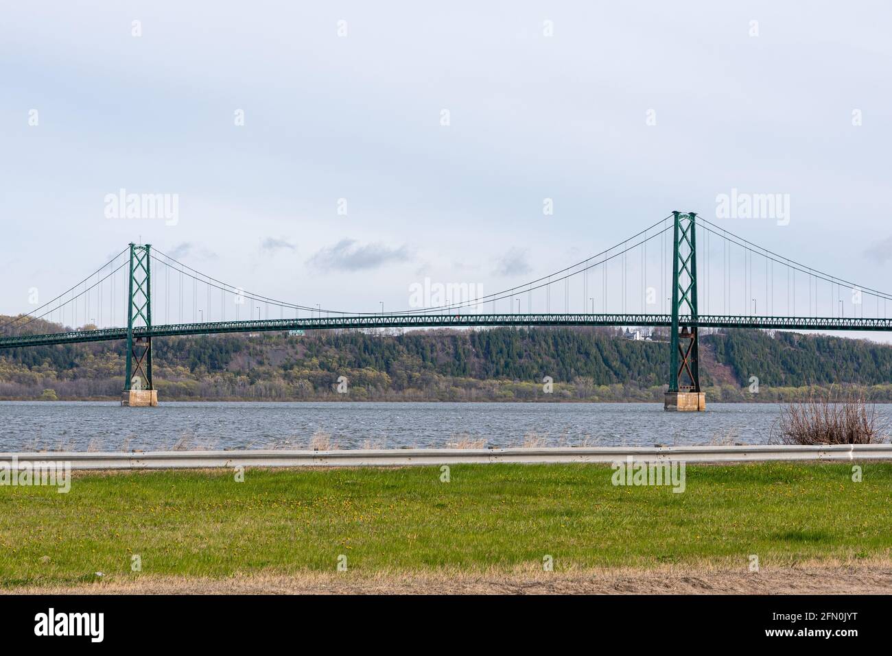 Ponte sul fiume San Lorenzo tra la città di Quebec e l'isola di Orleans (Ile d'Orleans) Foto Stock