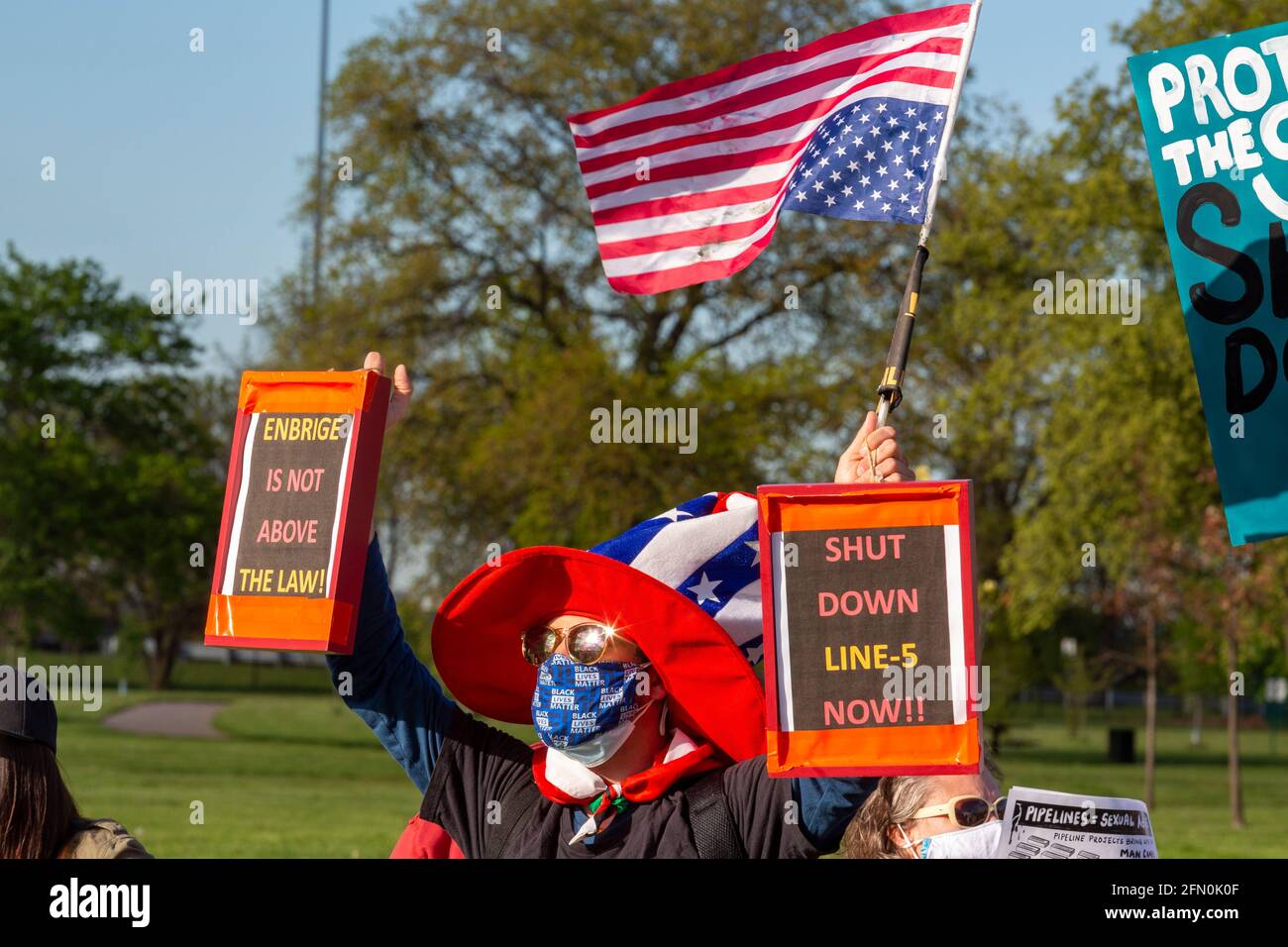 Detroit, Michigan, Stati Uniti. 12 maggio 2021. Attivisti ambientalisti e nativi americani si radunano per chiudere il gasdotto Enbridge Line 5, che corre sotto lo stretto di Mackinac. Poiché una perdita di petrolio causerebbe danni disastrosi ai grandi Laghi, il governatore del Michigan Gretchen Whitmer ha revocato la facilizzazione del 1953 che ha permesso alla società di costruire il gasdotto. Enbridge dice che ignorerà l'ordine del governatore. Credit: Jim West/Alamy Live News Foto Stock