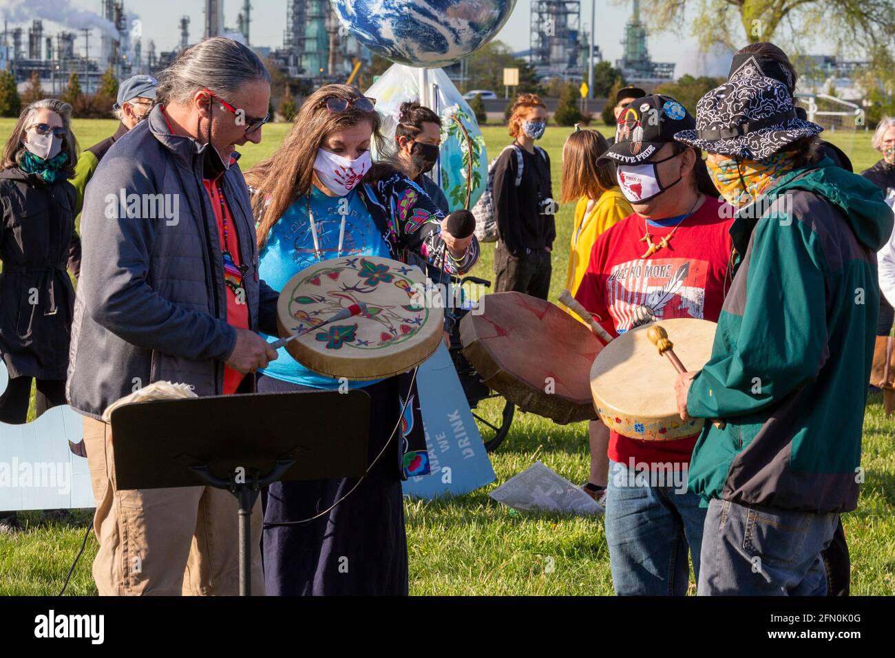 Detroit, Michigan, Stati Uniti. 12 maggio 2021. Attivisti ambientalisti e nativi americani si radunano per chiudere il gasdotto Enbridge Line 5, che corre sotto lo stretto di Mackinac. Poiché una perdita di petrolio causerebbe danni disastrosi ai grandi Laghi, il governatore del Michigan Gretchen Whitmer ha revocato la facilizzazione del 1953 che ha permesso alla società di costruire il gasdotto. Enbridge dice che ignorerà l'ordine del governatore. Credit: Jim West/Alamy Live News Foto Stock