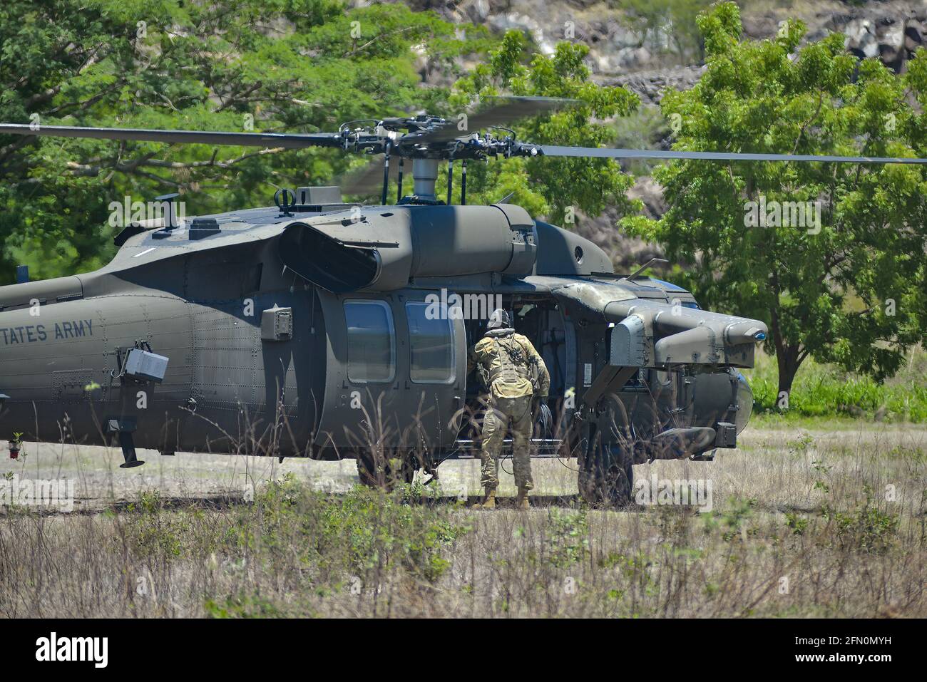 La Union, El Salvador. 12 maggio 2021. Un membro della US Air Force 228th reggimento di aviazione si prepara a decollo su un elicottero Black Hawk UH-60L. La forza di lavoro congiunta del comando meridionale degli Stati Uniti-Bravo ha eseguito operazioni congiunte a El Salvador, Guatemala e Honduras, dove ha fornito assistenza medica agli ospedali e alle comunità locali. Nella città di la Union sono stati dispiegati circa 60 militari statunitensi per aiutare un ospedale e piccole isole che non hanno cure mediche. (Foto di Camilo Freedman/SOPA Images/Sipa USA) Credit: Sipa USA/Alamy Live News Foto Stock