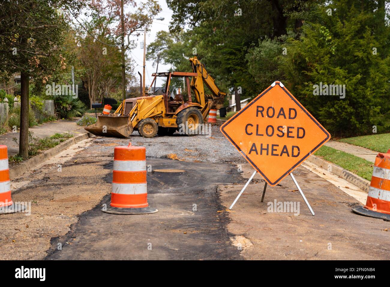 Attrezzature per la costruzione di strade che effettuano riparazioni su strada Foto Stock