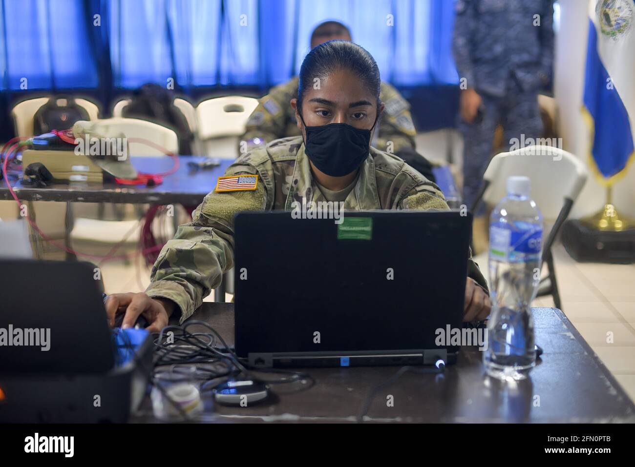 La Union, El Salvador. 12 maggio 2021. Un personale militare statunitense svolge attività di comunicazione. La forza di lavoro congiunta del comando meridionale degli Stati Uniti-Bravo ha eseguito operazioni congiunte a El Salvador, Guatemala e Honduras, dove ha fornito assistenza medica agli ospedali e alle comunità locali. Nella città di la Union sono stati dispiegati circa 60 militari statunitensi per aiutare un ospedale e piccole isole che non hanno cure mediche. Credit: SOPA Images Limited/Alamy Live News Foto Stock