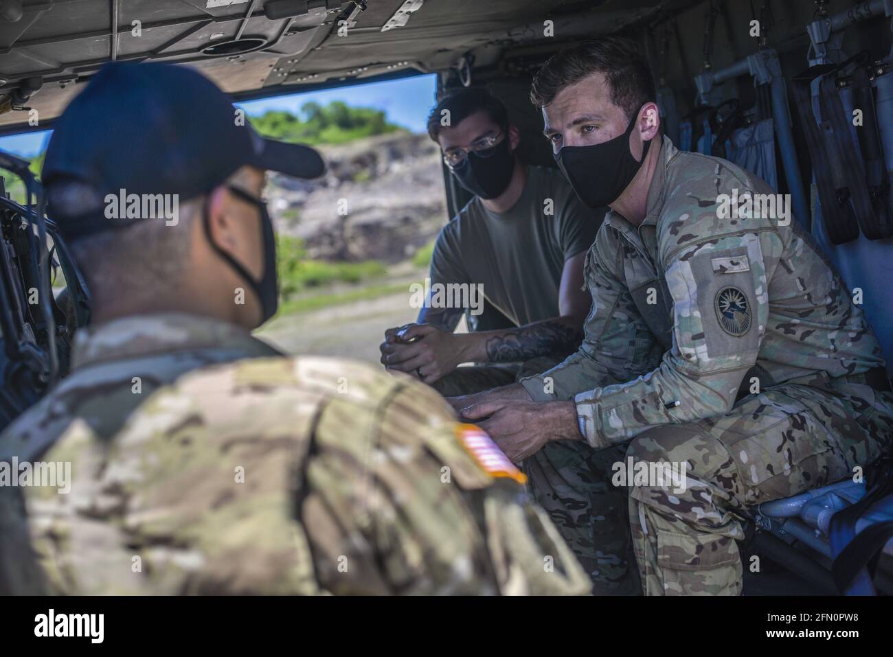 La Union, El Salvador. 12 maggio 2021. I membri del 228esimo reggimento dell'aviazione militare statunitense si preparano a decollo su un elicottero Black Hawk UH-60L. La forza di lavoro congiunta del comando meridionale degli Stati Uniti-Bravo ha eseguito operazioni congiunte a El Salvador, Guatemala e Honduras, dove ha fornito assistenza medica agli ospedali e alle comunità locali. Nella città di la Union sono stati dispiegati circa 60 militari statunitensi per aiutare un ospedale e piccole isole che non hanno cure mediche. Credit: SOPA Images Limited/Alamy Live News Foto Stock