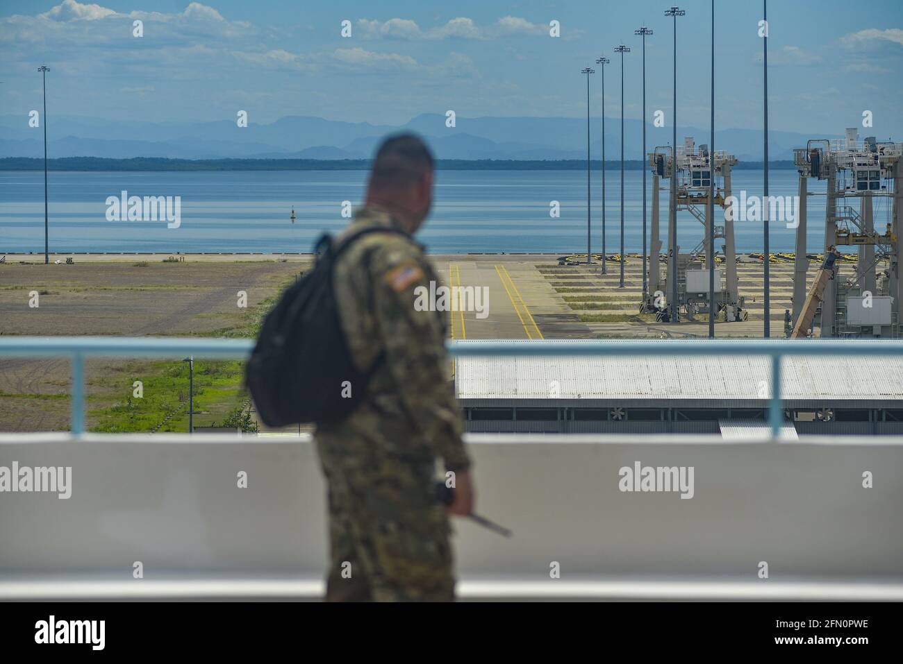 La Union, El Salvador. 12 maggio 2021. Un soldato statunitense guarda il mare da una base operativa. La forza di lavoro congiunta del comando meridionale degli Stati Uniti-Bravo ha eseguito operazioni congiunte a El Salvador, Guatemala e Honduras, dove ha fornito assistenza medica agli ospedali e alle comunità locali. Nella città di la Union sono stati dispiegati circa 60 militari statunitensi per aiutare un ospedale e piccole isole che non hanno cure mediche. Credit: SOPA Images Limited/Alamy Live News Foto Stock