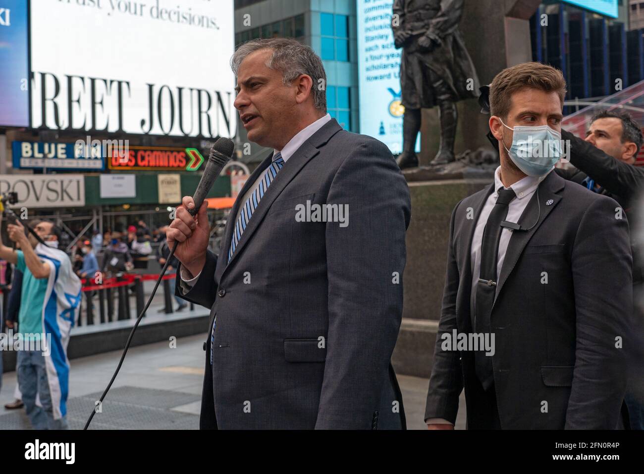 NEW YORK, NY - MAGGIO 12: Console d'azione il generale Israel Nitzan parla alla folla mentre il Consiglio israelo-americano (IAC) e altri gruppi ebrei americani si riuniscono a Times Square in solidarietà con Israele il 12 maggio 2021 a New York City. I raduni in tutta l'America mostrano solidarietà con Israele e il suo popolo. Il presidente degli Stati Uniti Joe Biden ha detto oggi, 12 maggio, che Israele ha il diritto di difendersi, ma dopo aver parlato con il primo ministro Benjamin Netanyahu spera che i violenti scontri con i palestinesi finiranno rapidamente. Credit: Ron Adar/Alamy Live News Foto Stock