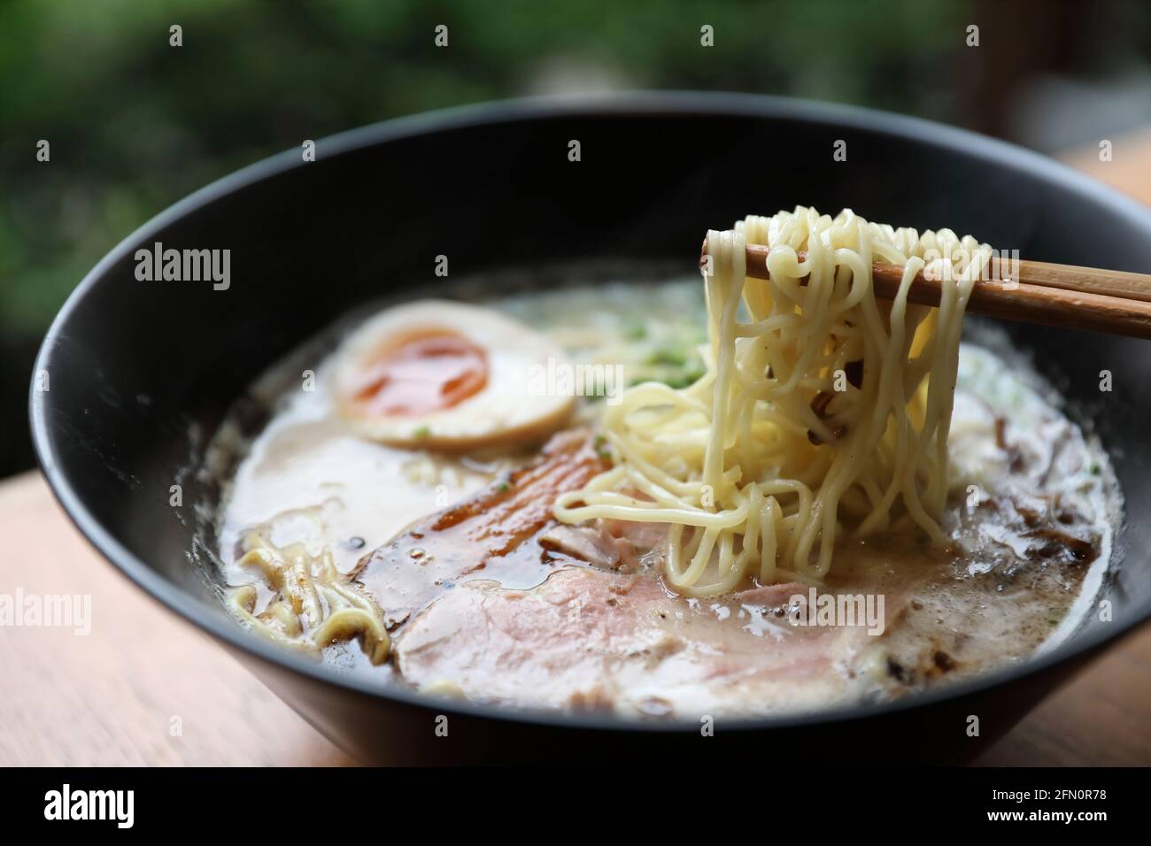 Ramen noodle con maiale e uovo su zuppa cibo giapponese Foto Stock