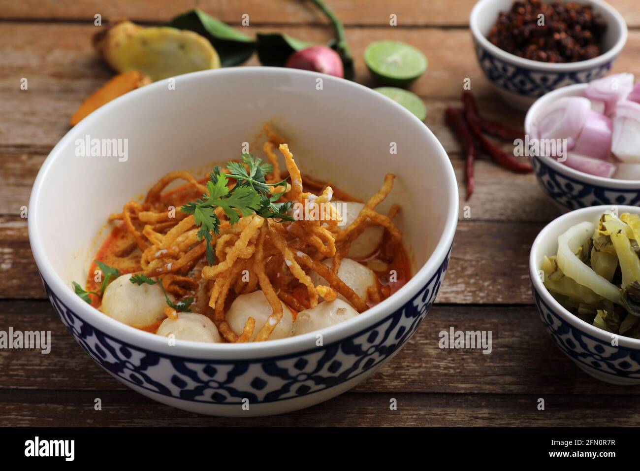 Cibo locale della Tailandia del nord: Porcini all'uovo al curry con polpette legno di fondo Foto Stock