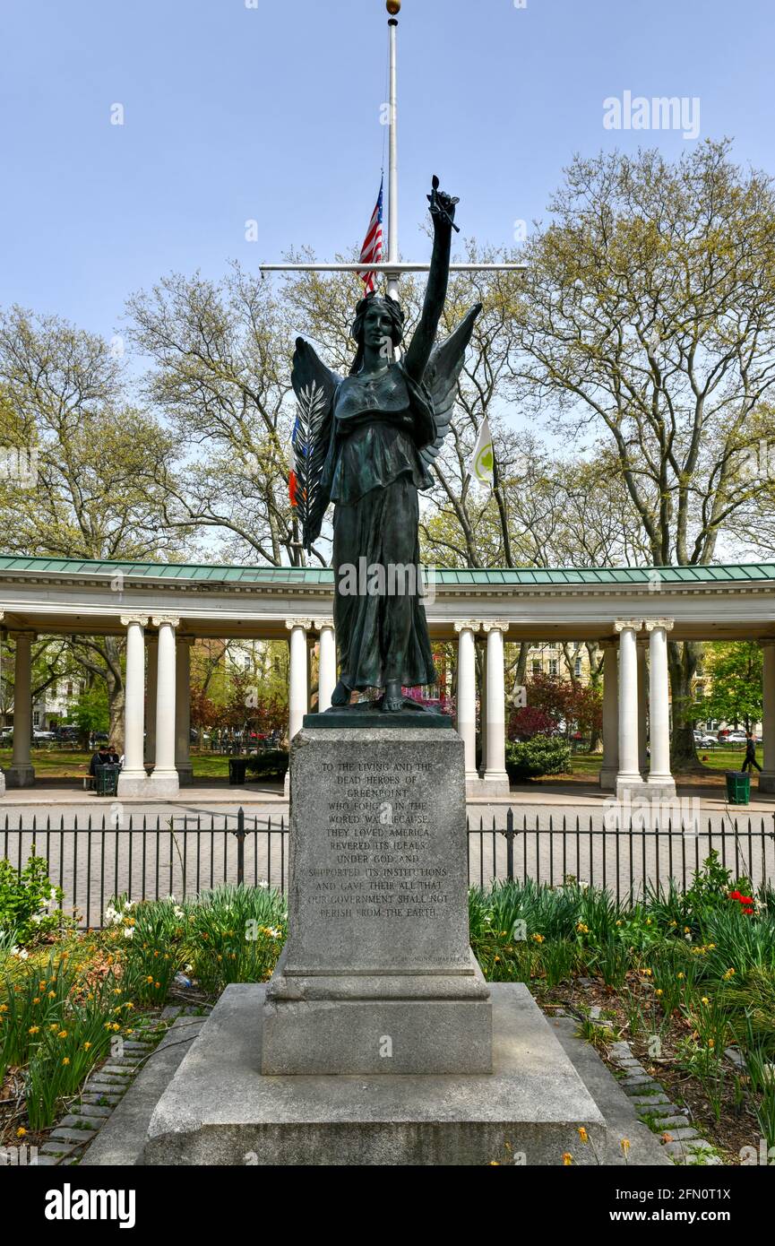 Brooklyn, New York - 24 aprile 2021: Memoriale della vittoria del bronzo della prima guerra mondiale e Shelter Pavilion al Monsignor McGolrick Park a Greenpoint Brooklyn New York. Foto Stock