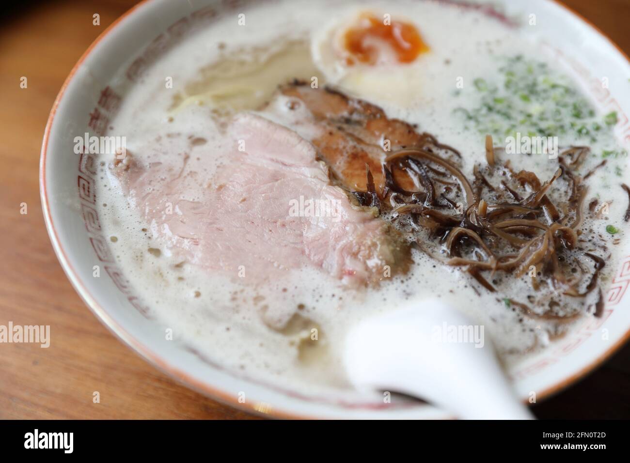 Ramen noodle con maiale e uovo su zuppa cibo giapponese Foto Stock