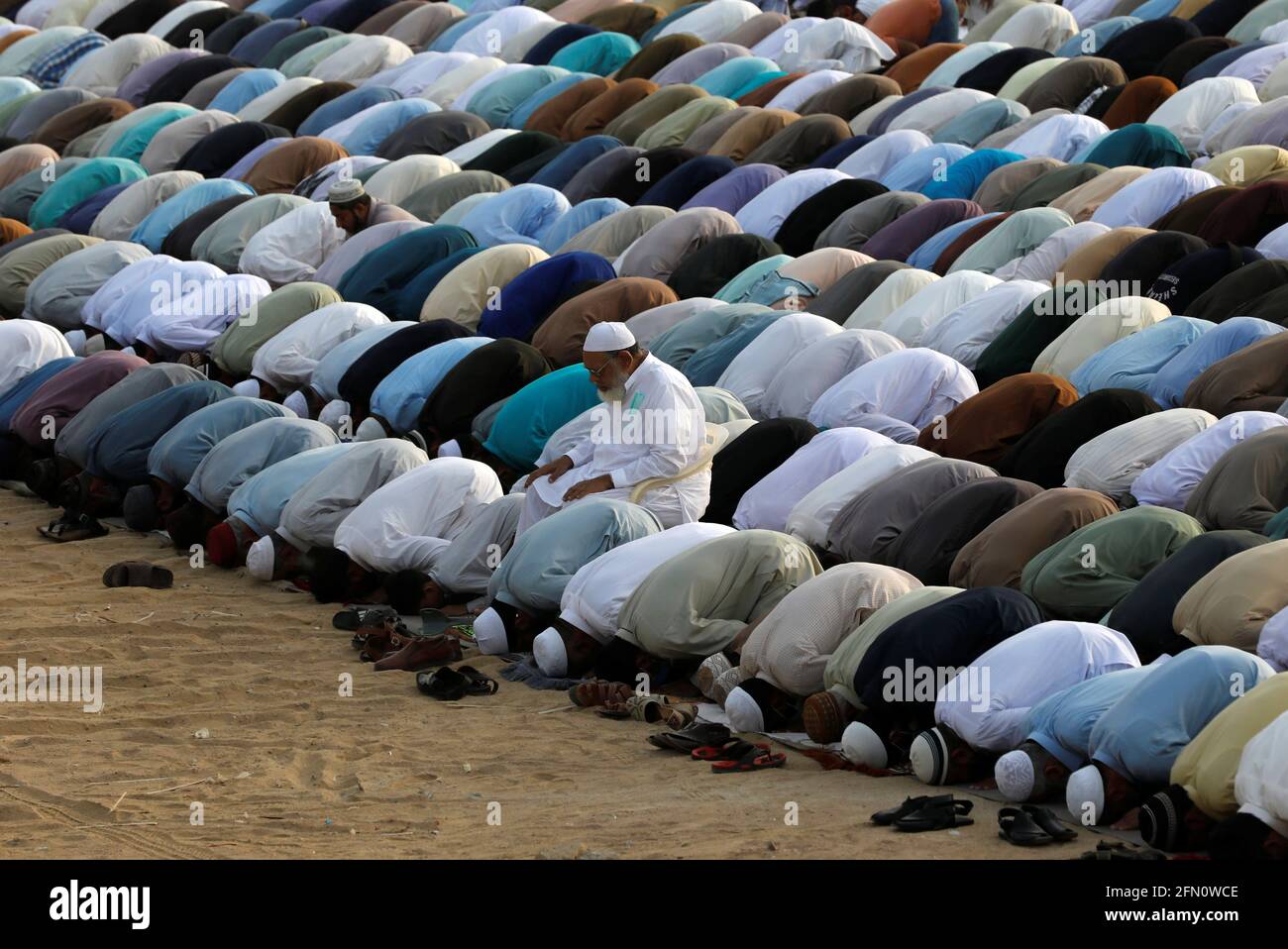 I musulmani pakistani celebrano le preghiere di Eid al-Fitr per celebrare la fine del mese santo di digiuno del Ramadan, mentre lo scoppio della malattia del coronavirus (COVID-19) continua a Karachi, Pakistan 13 maggio 2021. REUTERS/Akhtar Soomro Foto Stock