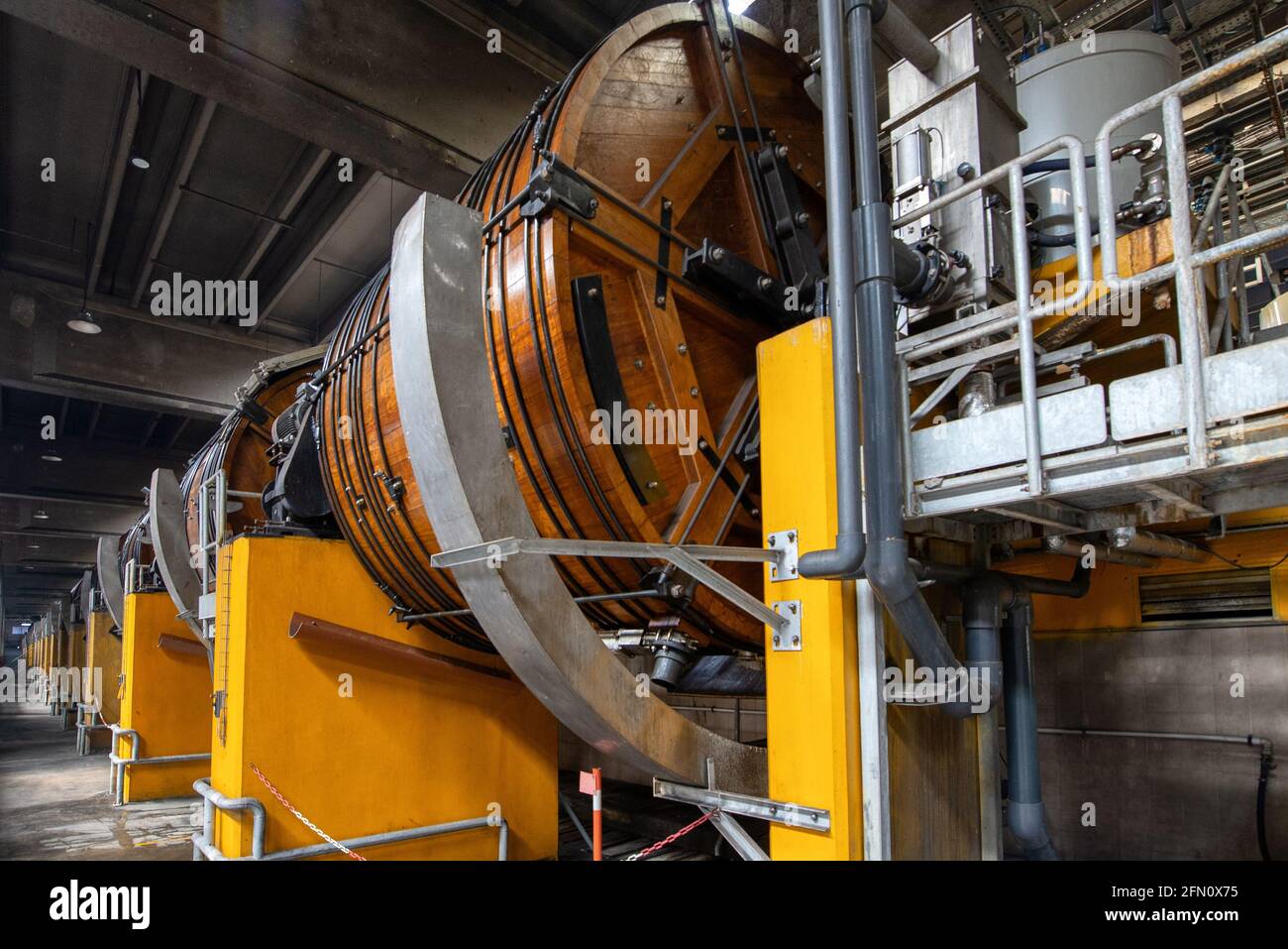 Officina di cuoio. Grandi barili in legno per la concia di cuoio bovino. Foto Stock