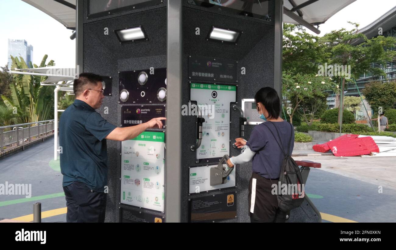 Shenzhen, Cina: La palestra intelligente all'aperto è stata completata e aperta al pubblico presso il centro sportivo Bao'an Foto Stock