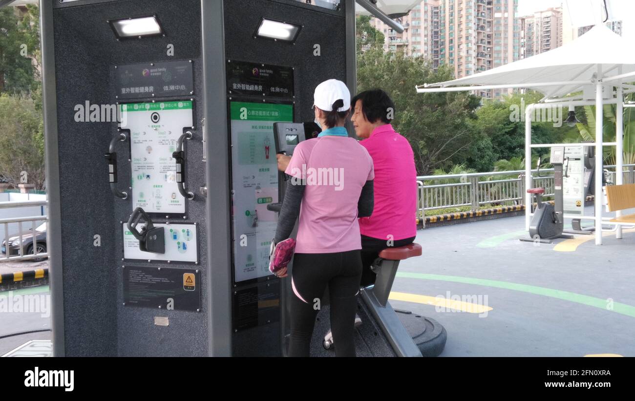 Shenzhen, Cina: La palestra intelligente all'aperto è stata completata e aperta al pubblico presso il centro sportivo Bao'an Foto Stock