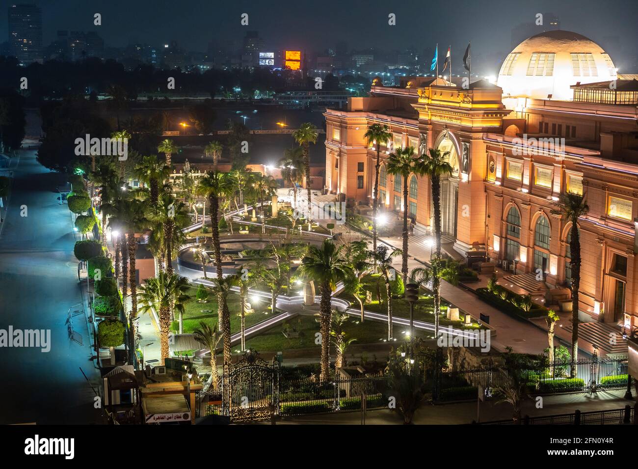 CAIRO, EGITTO - 11 MAGGIO 2021: Vista notturna del Museo Egizio. Vista aerea del Museo Egizio al Cairo la più grande collezione di antiq faraonico Foto Stock
