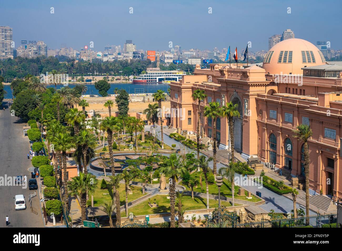 CAIRO, EGITTO - 11 MAGGIO 2021 : Cairo Museo di Egittologia e antichità. Vista aerea della facciata del Museo Egizio al Cairo e il fiume Nilo. Ad es Foto Stock