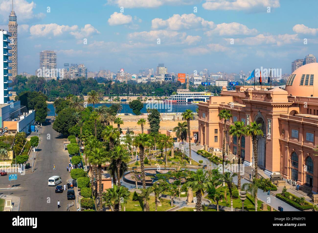 CAIRO, EGITTO - 11 MAGGIO 2021 : Cairo Museo di Egittologia e antichità. Vista aerea della facciata del Museo Egizio al Cairo e il fiume Nilo Foto Stock