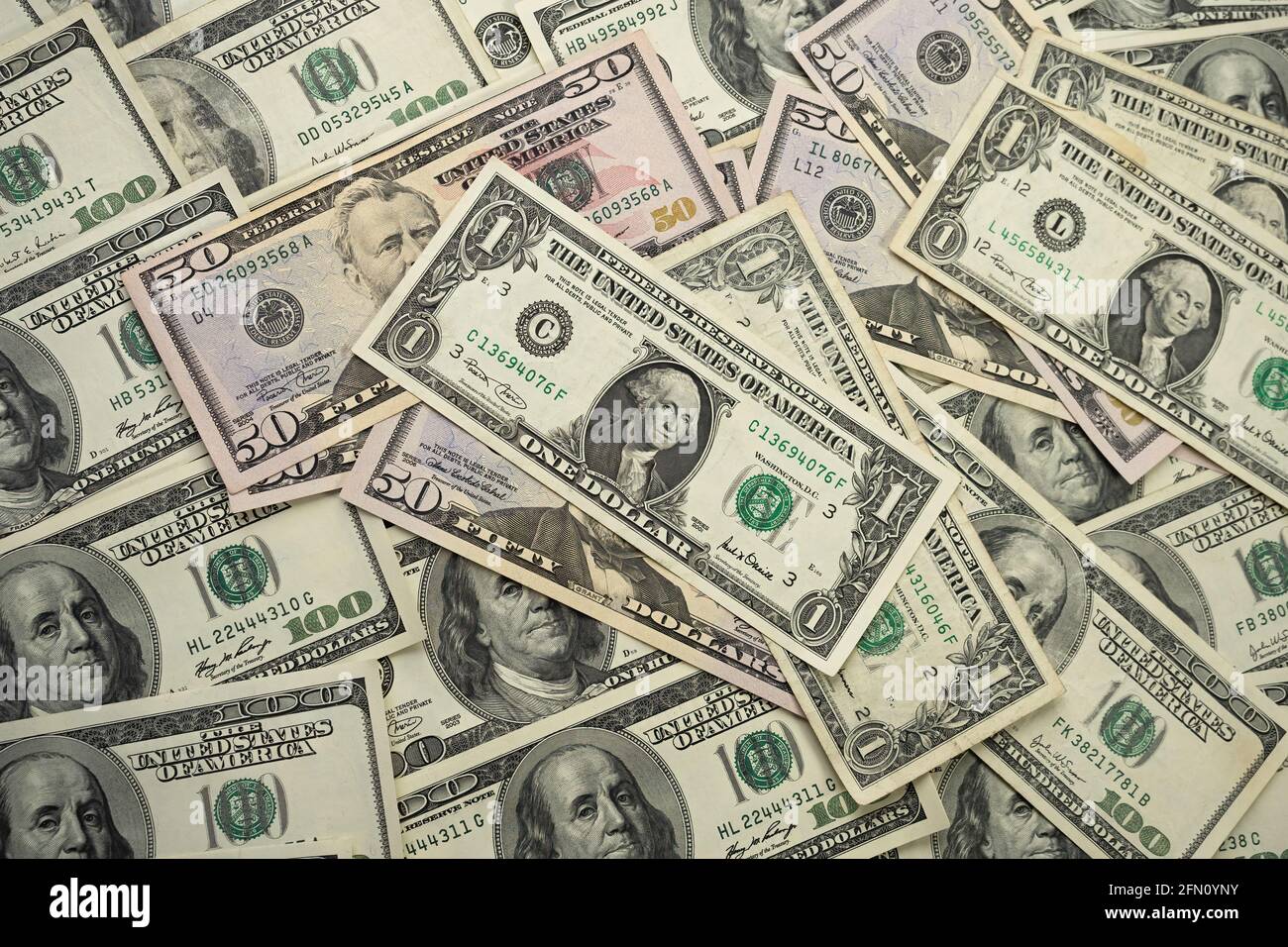 Un mucchio di denaro di varie banconote americane con il ritratto del presidente Washington in cima. Contanti delle fatture del dollaro, sfondo della valuta della carta. Foto Stock
