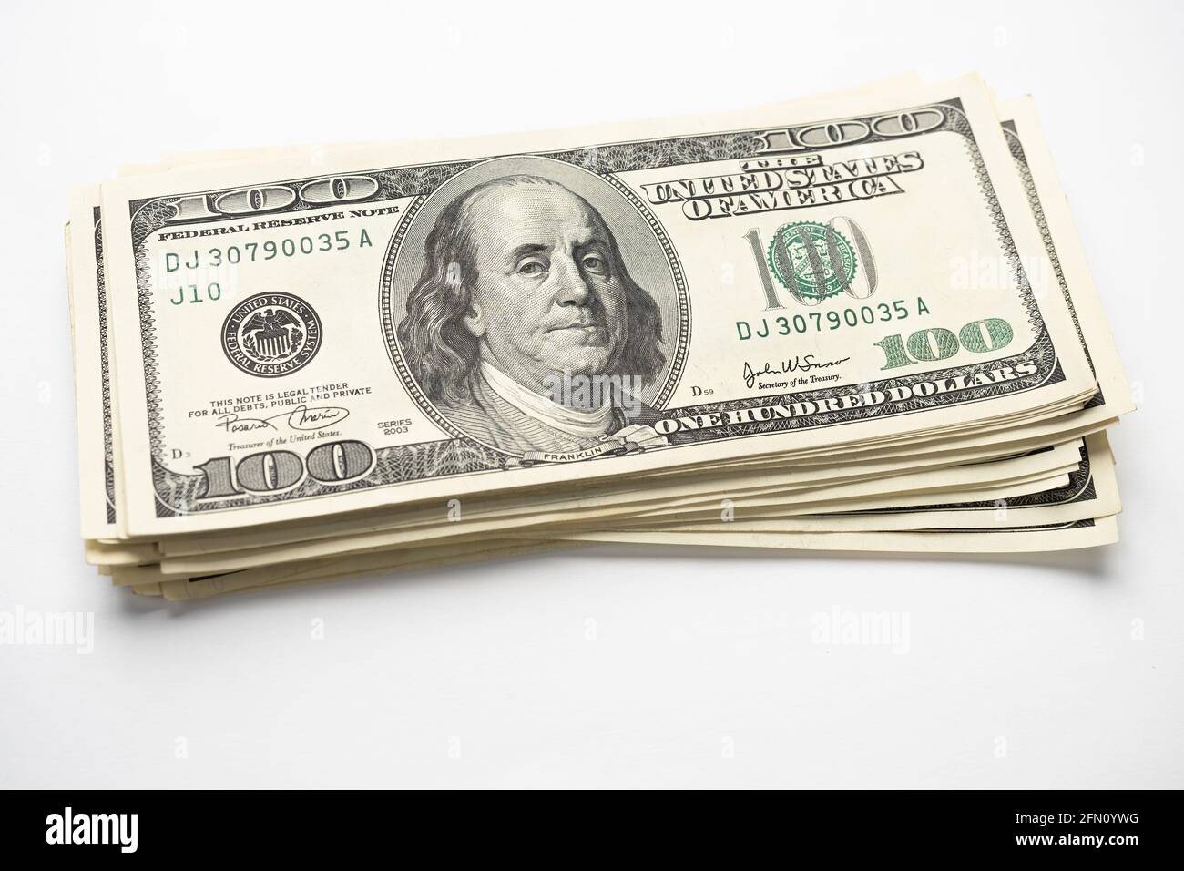 Un mucchio di denaro di cento banconote americane impilate con il ritratto del presidente Franklin su sfondo bianco. Contanti di cento fatture del dollaro, curre di soldi della carta Foto Stock