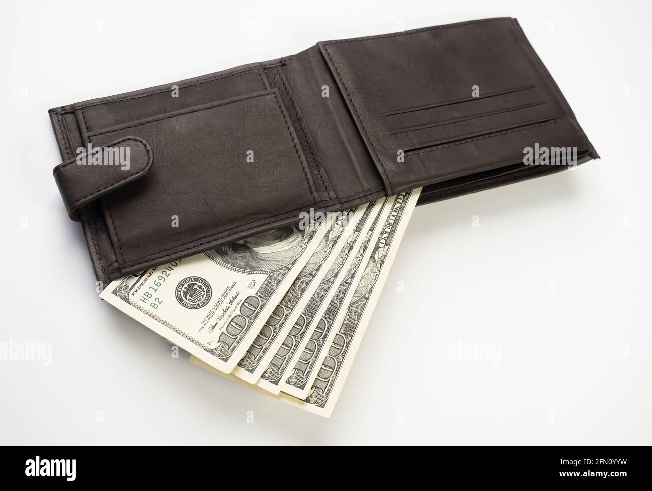 Portafoglio in pelle pieno di denaro su sfondo bianco - fan di cento banconote USA con ritratto del presidente Franklin. Contanti di cento dollari fatture, Pap Foto Stock