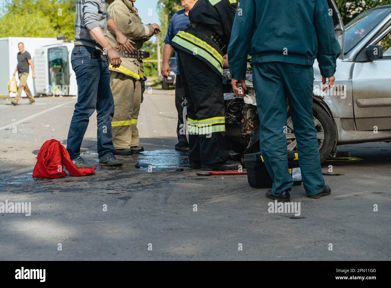 I soccorritori salvano le vittime da un'auto distrutta 18.08.2020 Russia Nowomoskowsk Foto Stock