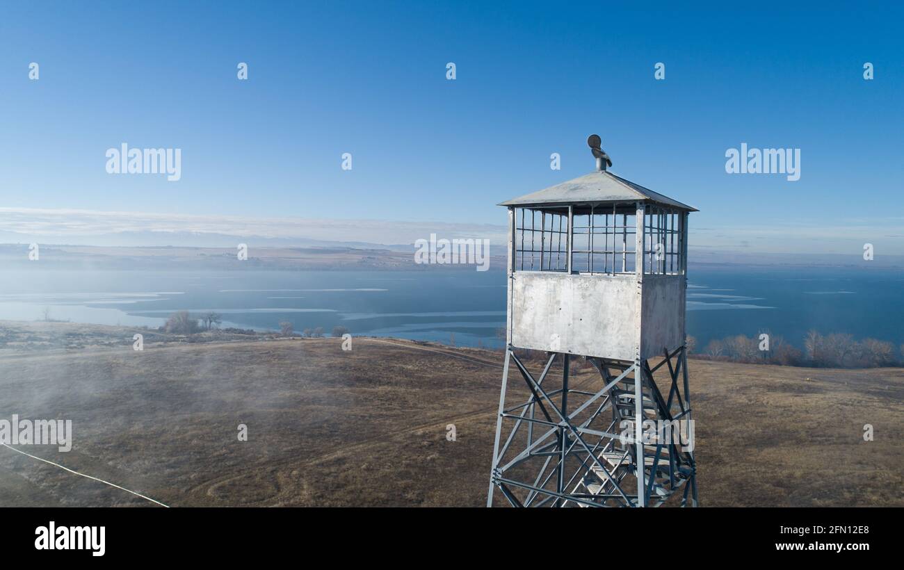 grande torre utilizzata per guardare gli incendi boschivi Foto Stock
