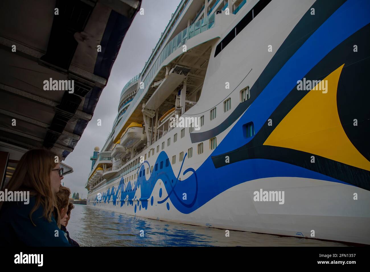 AIDAperla si trova nel porto di Amburgo. AIDAperlaa nave da crociera di AIDA Cruises, che è stato costruito da Mitsubishi Shipbuilding presso il loro cantiere a Nagasaki,. Foto Stock