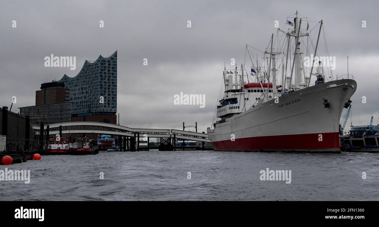 Germania Amburgo le sale da concerto Elbphilharmonie e la MS Cap San Diego è una nave da carico generale, situata come nave museo. Foto Stock